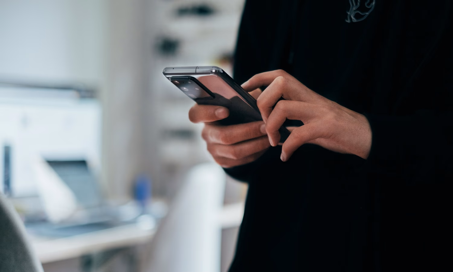Pași după o fraudă investițională sau cu criptomonede: păstrezi dovezile, îți protejezi conturile și anunți rapid furnizorii